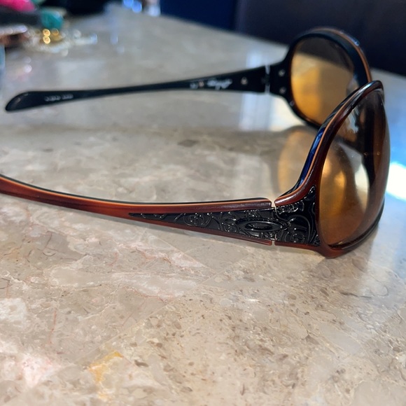 Oakley sunglasses with hard protective case main image 6